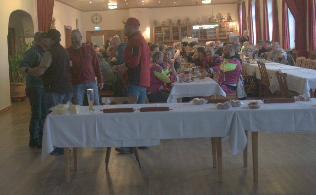 Bild zeigt die Preisübergabe bei der Siegerehrung im Saal des Gasthofs. Die Mannschaft ist nicht bekannt. Es sind jeweils die 4 Teilnehmer der jeweiligen Mannschaft zu sehen.