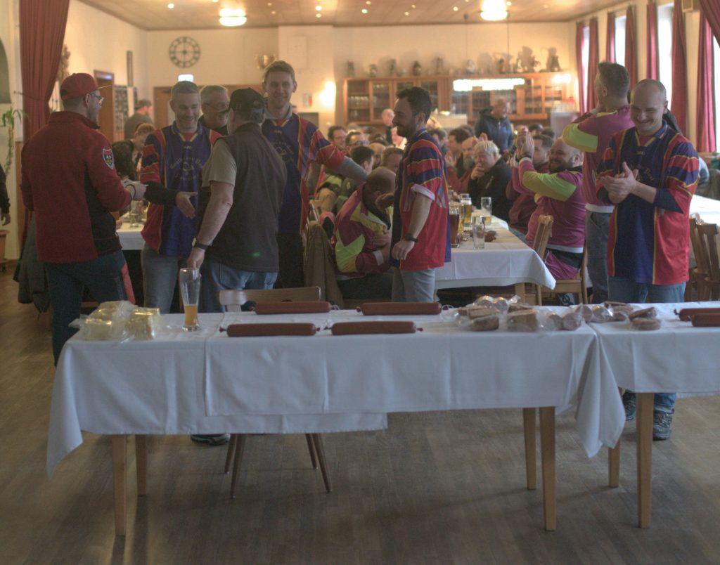 Bild zeigt die Preisübergabe bei der Siegerehrung im Saal des Gasthofs. Die Mannschaft ist nicht bekannt. Es sind jeweils die 4 Teilnehmer der jeweiligen Mannschaft zu sehen.