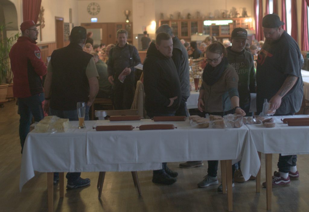 Bild zeigt die Preisübergabe bei der Siegerehrung im Saal des Gasthofs. Die Mannschaft ist nicht bekannt. Es sind jeweils die 4 Teilnehmer der jeweiligen Mannschaft zu sehen.