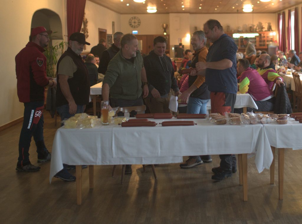 Bild zeigt die Preisübergabe bei der Siegerehrung im Saal des Gasthofs. Die Mannschaft ist nicht bekannt. Es sind jeweils die 4 Teilnehmer der jeweiligen Mannschaft zu sehen.
