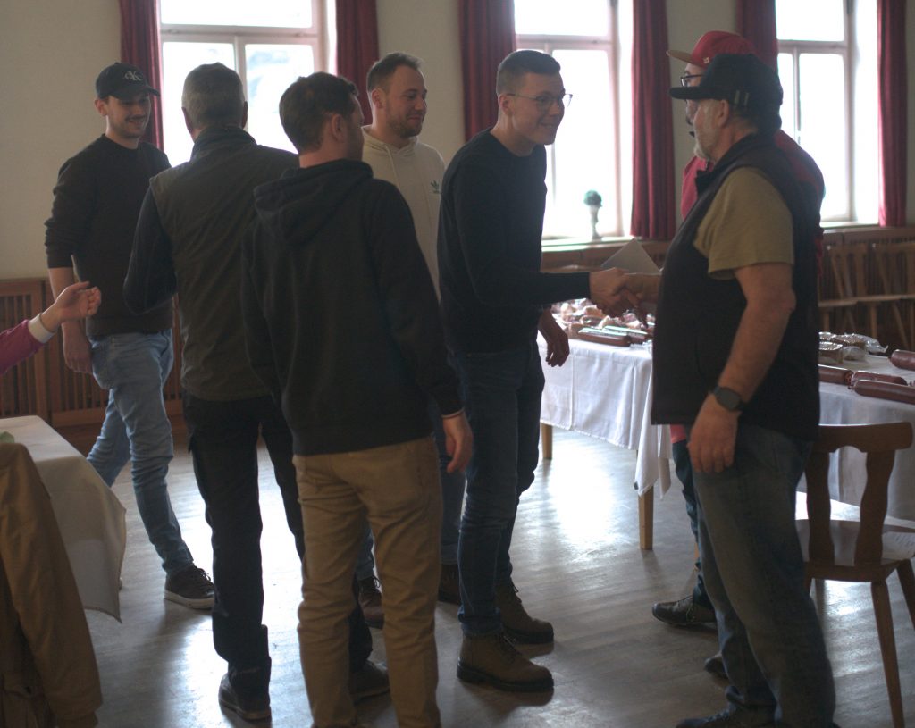 Bild zeigt die Preisübergabe bei der Siegerehrung im Saal des Gasthofs. Die Mannschaft ist nicht bekannt. Es sind jeweils die 4 Teilnehmer der jeweiligen Mannschaft zu sehen.