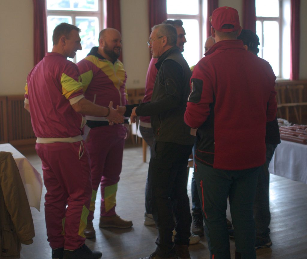 Bild zeigt die Preisübergabe bei der Siegerehrung im Saal des Gasthofs. Die Mannschaft ist nicht bekannt. Es sind jeweils die 4 Teilnehmer der jeweiligen Mannschaft zu sehen.