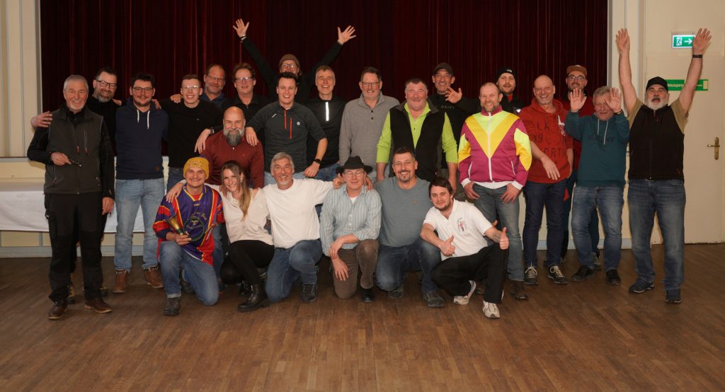 Bild zeigt die teilnehmen Mannschafts Führer in der Gruppe als Siegerfoto.