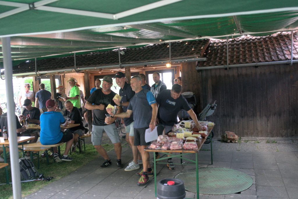 Preisübergabe, Mannschaft hat jeweils einen Käse-Preis in der Hand.