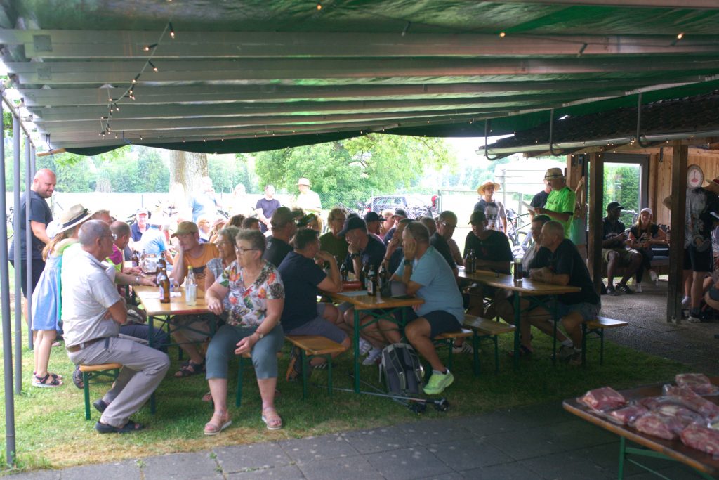 Bild zeigt alle Gäste und Aktive sitzend an Biertischen, um die 50.